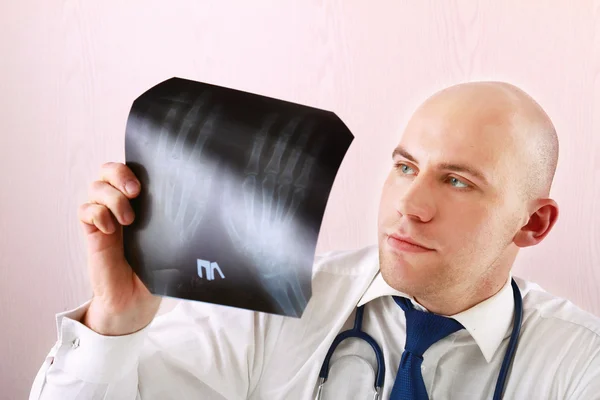 Médico varón estudiando una imagen de rayos X —  Fotos de Stock