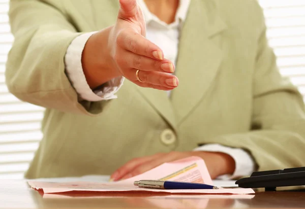 Zakenvrouw hand geven voor handdruk — Stockfoto