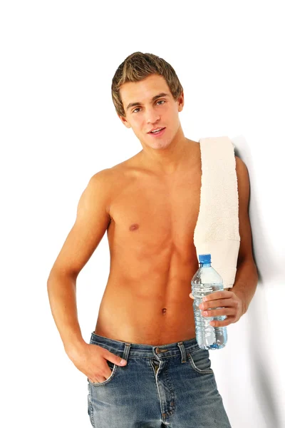 Jovem saudável com toalha e água — Fotografia de Stock