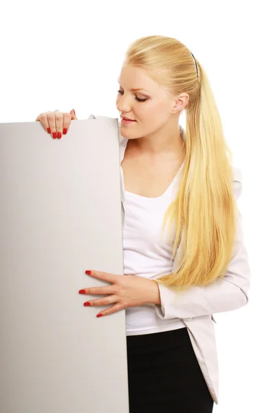 Portrait of a smiling young woman with blank — Stock Photo, Image