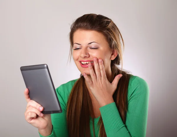 Mujer sosteniendo la computadora de mesa plana — Foto de Stock