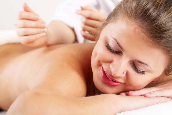 Vrouw ontvangen van massage — Stockfoto