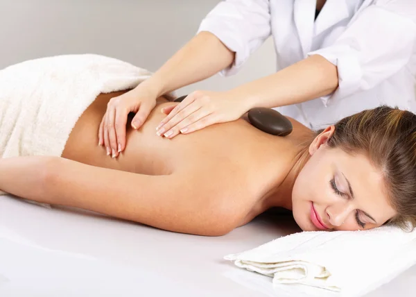 Mujer consiguiendo spa treatmen — Foto de Stock