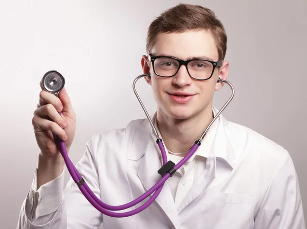 Médico de sexo masculino usando srethoscope —  Fotos de Stock