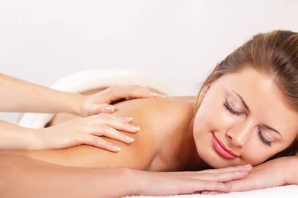 Femme recevant un massage — Photo