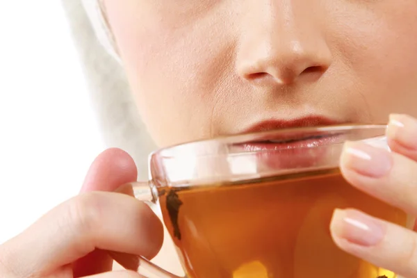 Hermosa joven disfrutando del té —  Fotos de Stock