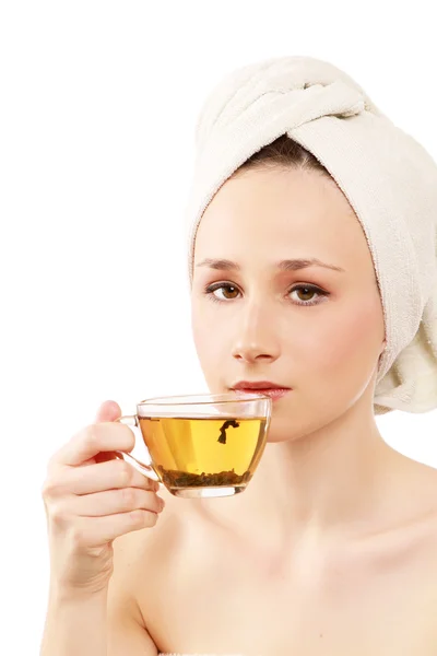 Krásná mladá žena užívat čaj — Stock fotografie