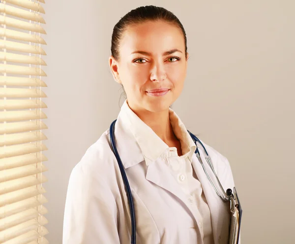 Femme médecin est debout dans le bureau — Photo