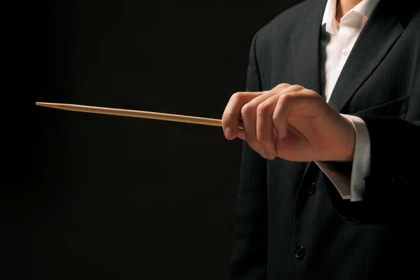 Mains de chef d'orchestre de concert avec un bâton — Photo