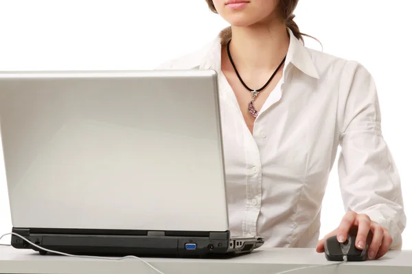 Una joven empresaria trabajando en un portátil — Foto de Stock