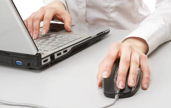 Eine junge Geschäftsfrau arbeitet an einem Laptop — Stockfoto