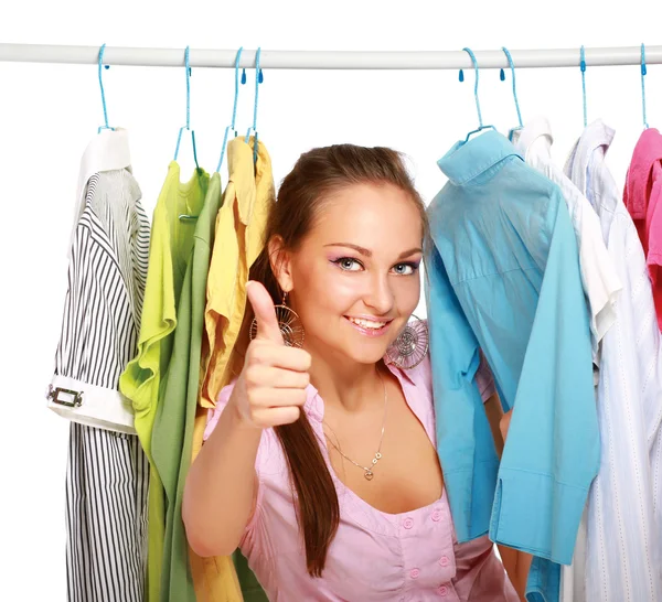 Glückliches Mädchen im Bekleidungsgeschäft — Stockfoto