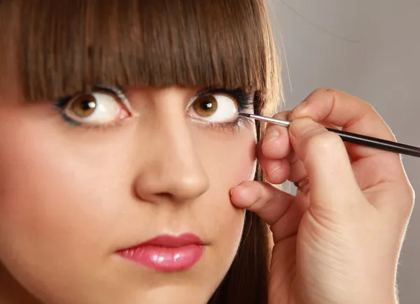 Mujer joven haciendo maquillaje —  Fotos de Stock