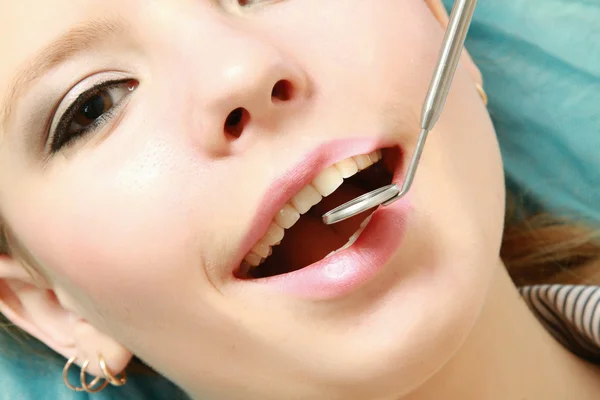 检查病人的牙齿 — 图库照片