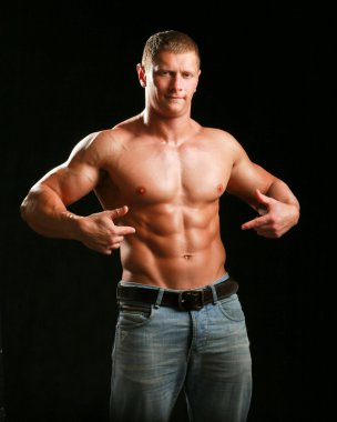Sağlıklı kaslı genç adam.