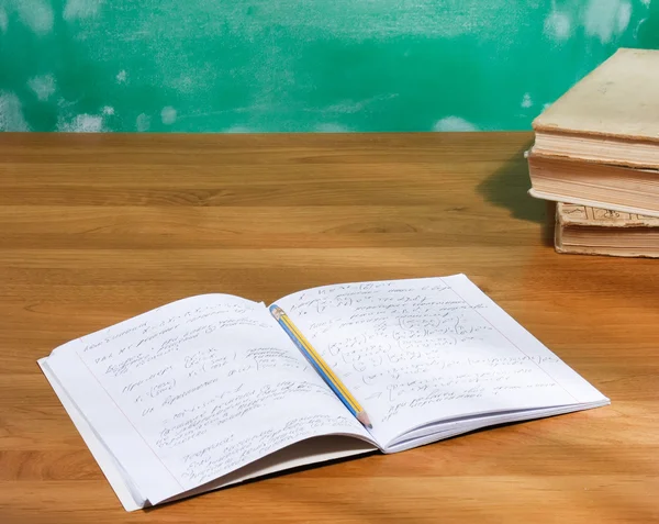 Bloc de notas en blanco con bolígrafo y lápiz sobre mesa de madera . — Foto de Stock