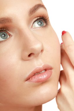 Genç Kadın Yüzüne Dokunuyor