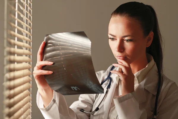 Mulher médico está parado perto da janela — Fotografia de Stock