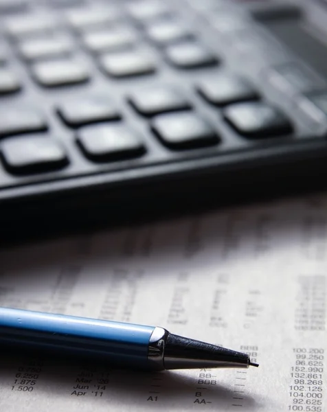 Close-up beeld van calculator toetsenbord op een document — Stockfoto