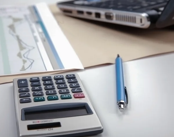 Taschenrechner, Stift, Ordner mit Dokumenten, Laptop. — Stockfoto