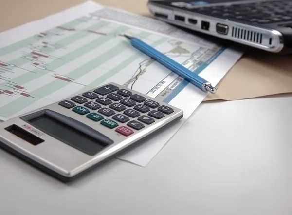 Taschenrechner, Stift, Ordner mit Dokumenten, Laptop. — Stockfoto