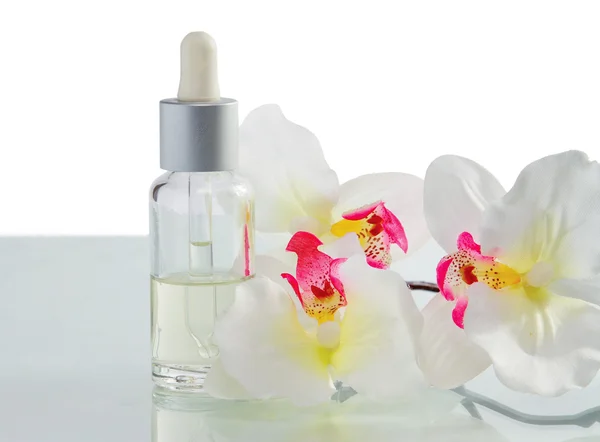 Flaschen ätherisches Öl mit Blüten — Stockfoto