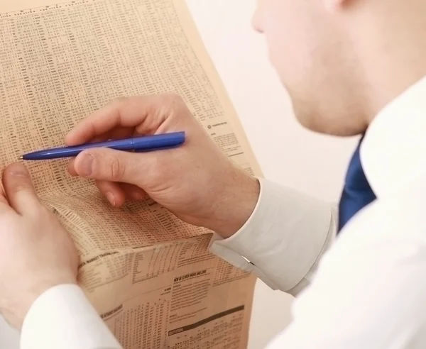 Un hombre de negocios leyendo un periódico. —  Fotos de Stock