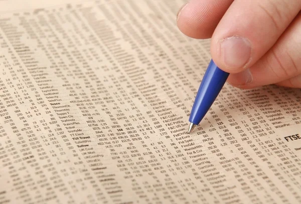 Hombre de negocios está escribiendo en el escritorio —  Fotos de Stock