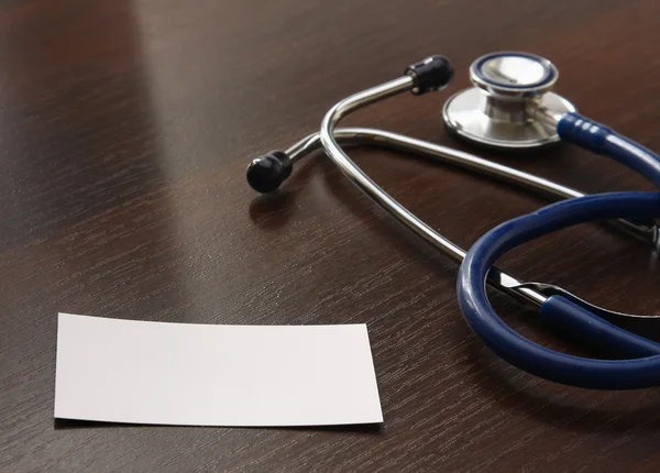 Boş ve mavi bir stetoskop — Stok fotoğraf