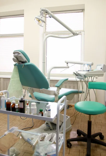 Sedia del dentista moderno in una stanza medica. — Foto Stock