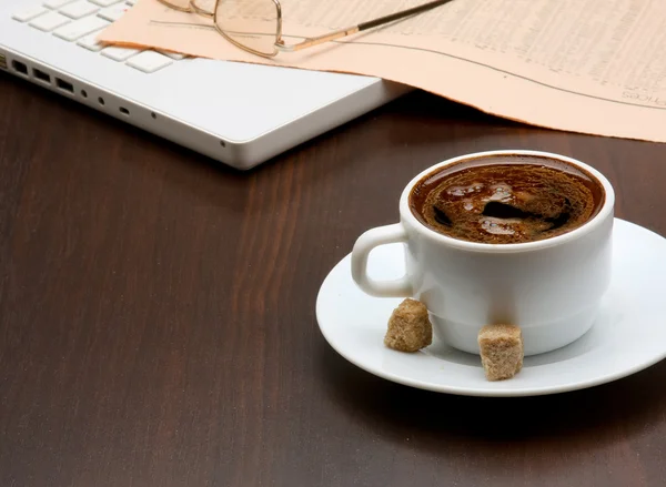 Taza de café y periódico — Foto de Stock