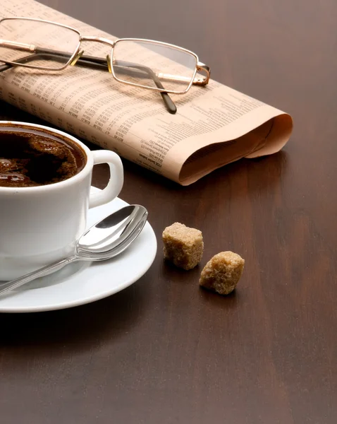 Tasse Kaffee und Zeitung. — Stockfoto