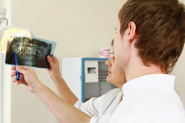 Ung kvinna med tandläkare — Stockfoto