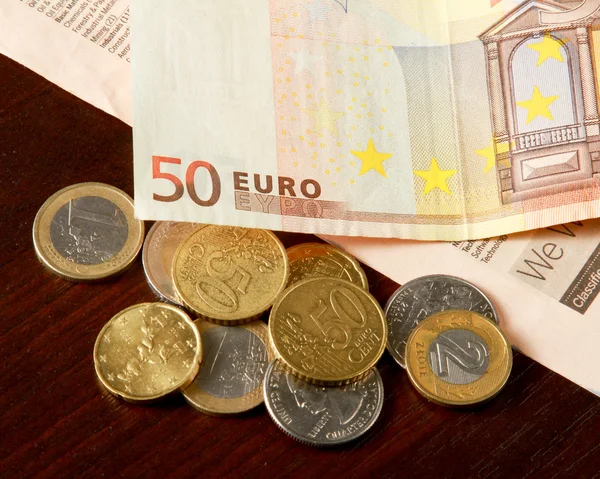 Dinero: monedas y billetes en euros —  Fotos de Stock