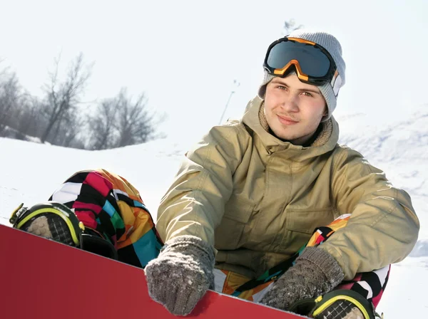 Kayak pisti üzerinde oturan snowboarder. — Stok fotoğraf