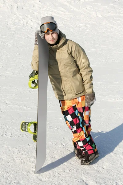 Snowboarder de pé perto de bordo — Fotografia de Stock