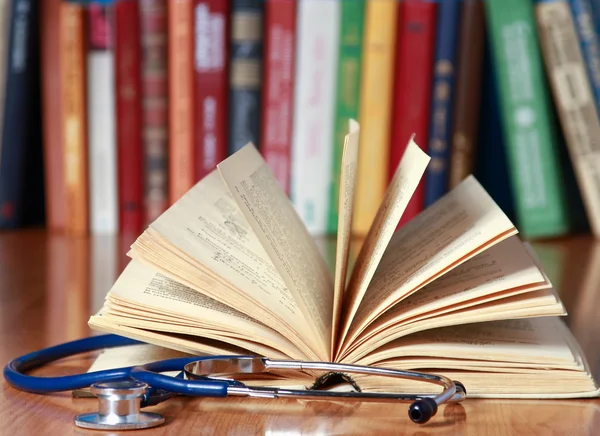 Uno stetoscopio giace con un libro — Foto Stock