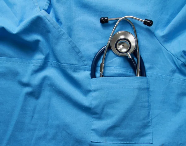 Uno stetoscopio su un'uniforme medica — Foto Stock