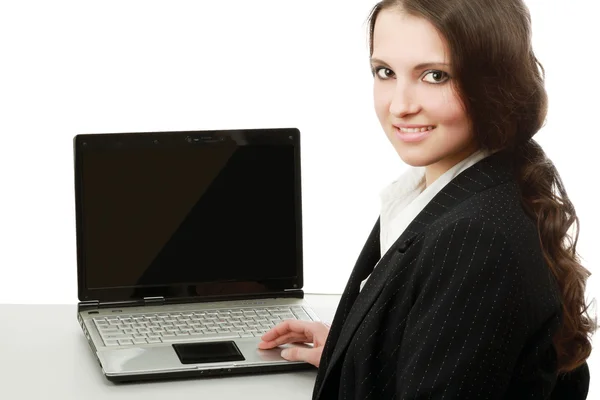 Młoda kobieta, siedząc na laptopa — Zdjęcie stockowe