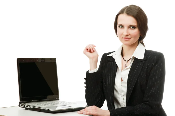 Uma jovem mulher sentada na frente de um laptop — Fotografia de Stock
