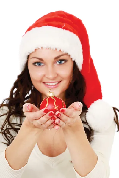 Santa flicka håller en jul boll, isolerad på vit bakgrund. — Stockfoto