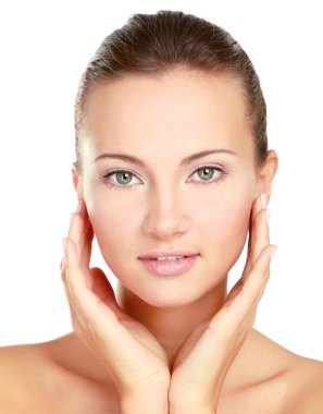 güzel bir genç kadının yüzüne dokunmak