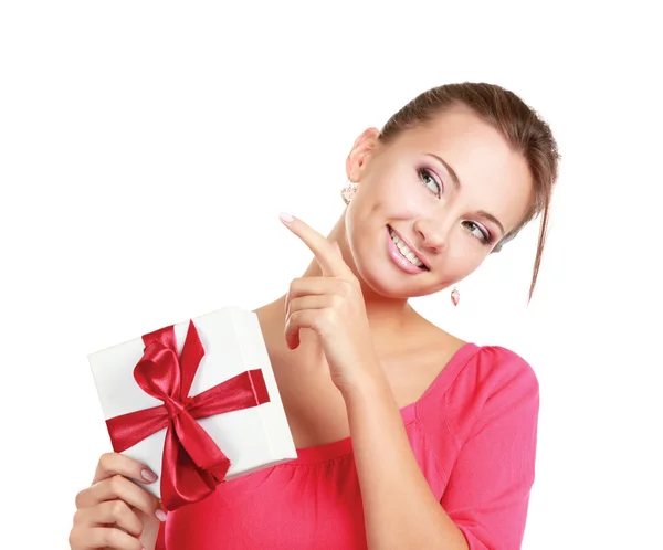 Frau hält Geschenkbox isoliert auf weißem Hintergrund. — Stockfoto