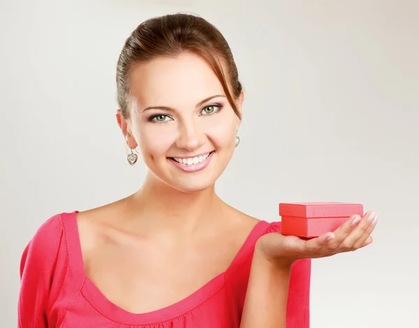 Woman holding gift box isolated on white background. — Stock Photo, Image