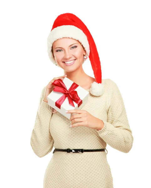 Donna in cappello Babbo Natale contenente scatola regalo — Foto Stock