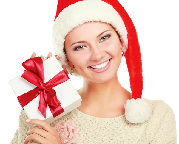 Donna in cappello Babbo Natale contenente scatola regalo — Foto Stock