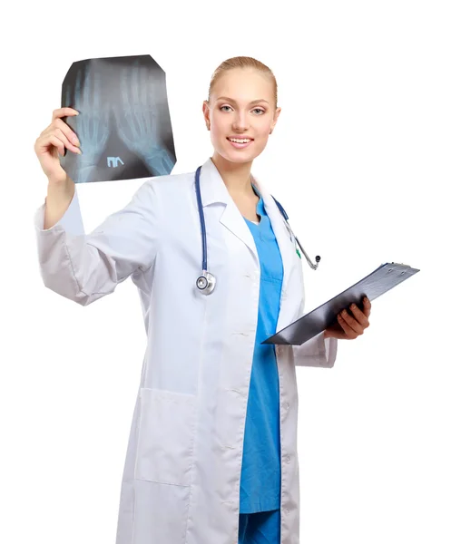 Médecin féminin examinant les rayons X — Photo