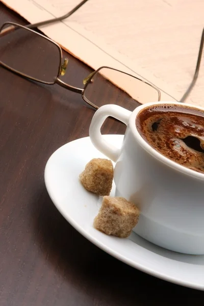 Taza de café y periódico —  Fotos de Stock