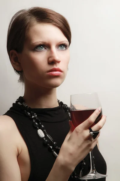 Mladá žena s skleničku na víno — Stock fotografie