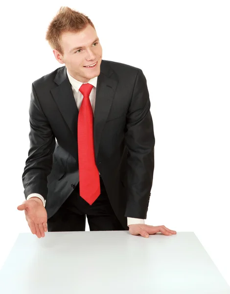 Jeune homme d'affaires debout près de la table — Photo